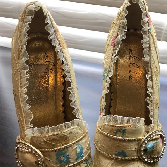 BEAUTIFUL NEUTRAL FLORAL RHINESTONE LACE TRIMMED HEELS - Picture 4 of 5